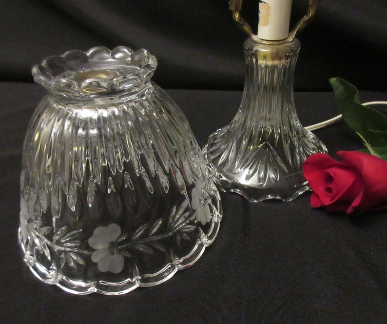 CRYSTAL BOUDOIR LAMP, 10 3/4, Princess House, Heritage, Etched, Frosted Flower, Elegant, Sparkly, Scalloped, Lovely Gift. imagem 7