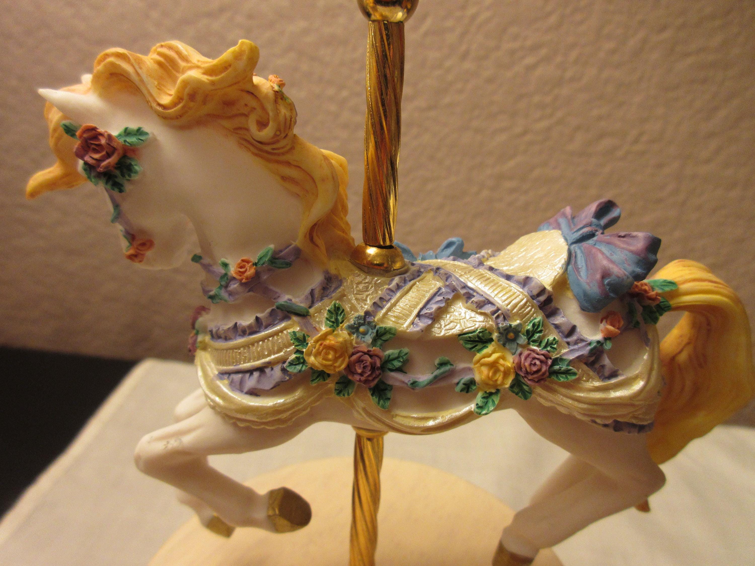 回転木馬オルゴール：白い馬、花、弓 - 「メモリー」を演奏、6.25