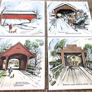 Może przedstawiać: Zestaw czterech kwadratowych płytek ceramicznych ze szczegółowymi ilustracjami krytych mostów. Płytki przedstawiają most Sugar Creek w Indianie, most w Stewartstown N.H., most Schoolhouse w Lyndon w stanie Vermont oraz most w pobliżu Xenia w Ohio.