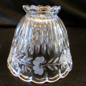 CRYSTAL BOUDOIR LAMP, 10 3/4, Princess House, Heritage, Etched, Frosted Flower, Elegant, Sparkly, Scalloped, Lovely Gift. imagem 2