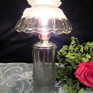 HERMOSA LÁMPARA DE CRISTAL, 15", Cristal completo, Dormitorio/Tocador, Rosas esmeriladas, Borde festoneado, Elegante, con clase, Alta calidad, Hermoso regalo.