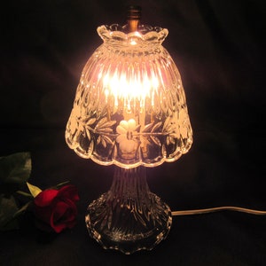 CRYSTAL BOUDOIR LAMP, 10 3/4, Princess House, Heritage, Etched, Frosted Flower, Elegant, Sparkly, Scalloped, Lovely Gift. imagem 6