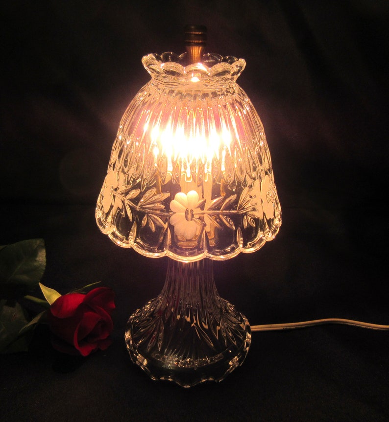 CRYSTAL BOUDOIR LAMP, 10 3/4, Princess House, Heritage, Etched, Frosted Flower, Elegant, Sparkly, Scalloped, Lovely Gift. imagem 6