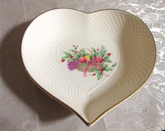 PLAT EN FORME DE COEUR, 6 1/2", mikasa, porcelaine tendre, "l'esprit de Noël", élégant, haute qualité, liseré doré, motif tissé, corbeille de fruits, cadeau.