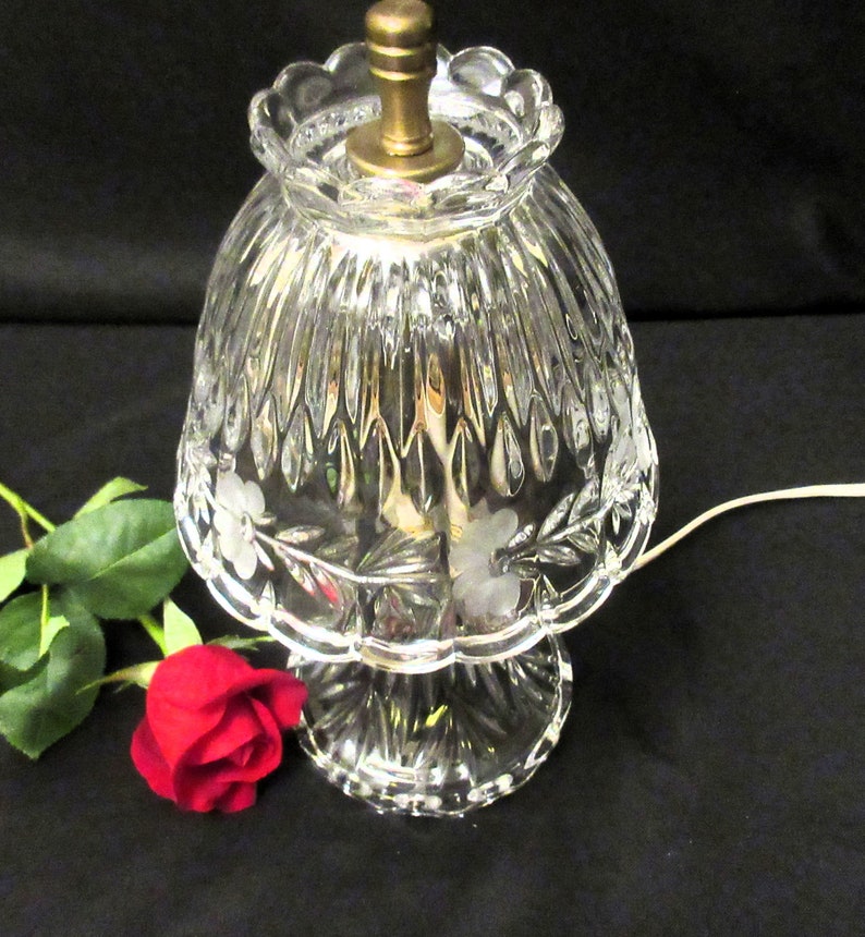 CRYSTAL BOUDOIR LAMP, 10 3/4, Princess House, Heritage, Etched, Frosted Flower, Elegant, Sparkly, Scalloped, Lovely Gift. image 9