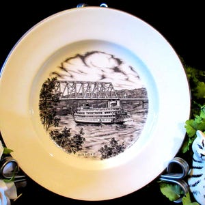 Plato histórico de porcelana Delta Queen: Festival de Cerámica Triestatal de 1985, Hans Hacker, 25 cm