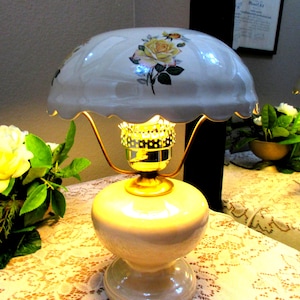 Vintage handgemaakte keramische lamp: crèmekleurige kap, gele rozen, 14"