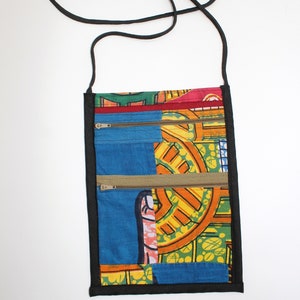 Peut inclure: Un sac à bandoulière en tissu patchwork coloré avec une bandoulière noire réglable et plusieurs compartiments zippés.