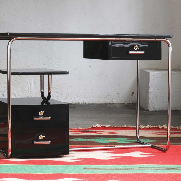 Functionalism / Bauhaus desk in high-gloss black