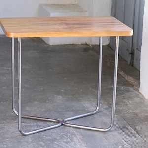 Bauhaus Beistelltisch / Stahlrohr Konferenztisch mit Schlaufenfüßen