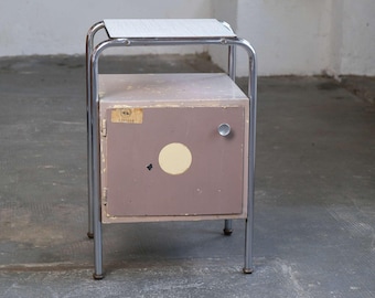 Mesita de noche de tubo de acero hecha de metal y madera.