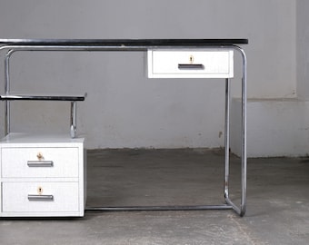Escritorio funcionalista blanco de diseño Bauhaus.