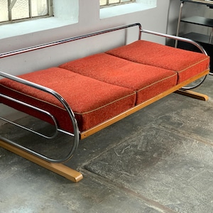 Sofá Bauhaus con cojines rojos