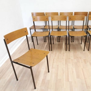 Silla escolar industrial vintage: estructura metálica minimalista y asiento de madera.