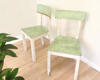 1 of 2 Vintage Wooden Dine Chairs in White and Green / 1970s Farmhouse Country Cottage Dining Chairs with Original Patina / Cozy Interior /