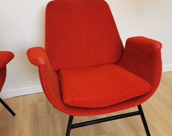 ミッドセンチュリーモダンの赤いファブリックアームチェア：アルヴィン