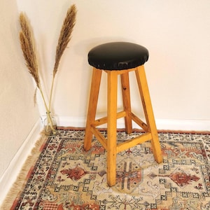 Vintage Holz Barhocker mit Schwarzem Leder Sitz, Mid-Century Bistro Stil