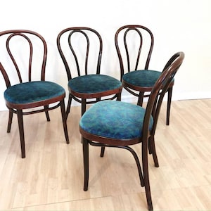 Krzesło Thonet Bentwood Vintage: niebieskie tapicerowane krzesło do jadalni