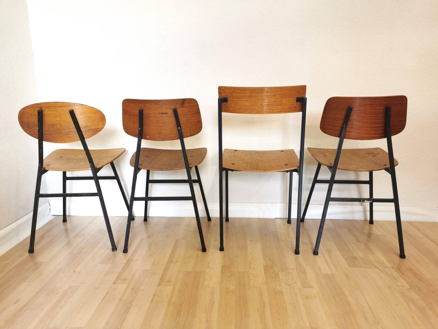 4er SET Vintage Esszimmerstühle aus Holz / Verschiedene Stühle von Stol  Kamnik, 1970er Jahre, Jugoslawien / 70er Jahre / Esszimmer / Industrial  Home Decor