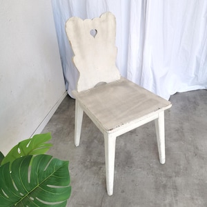 Chaise de salle à manger vintage en bois blanc : décoration de cottage de ferme des années 1970