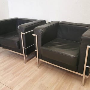 1 of 2 Vintage Black Leather Armchair with Chrome Base in LC2 Le Corbusier Style / Mid-century Design 1980s Lounge Chair in Italian design