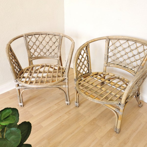 1 de 2 chaises en rotin de bambou vintage / Meubles de balcon de patio Boho des années 1980 / Chaise en osier du milieu du siècle / Extérieur des années 80