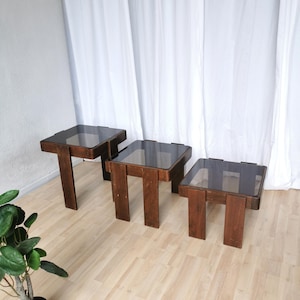 3er SET Satztische / Satztische / Gianfranco Frattini für Meblo / 1960er Jahre Jugoslawien / Mid-Century Couchtisch aus Holz mit schwarzer Glasplatte