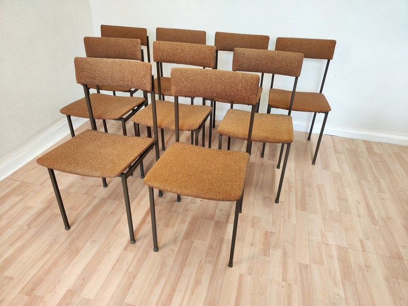 Chaises d'école vintage / Base en métal noir et siège en tissu marron / Chaises de salle à manger rétro des années 1970 par STOL Kamnik, Yougoslavie image 1