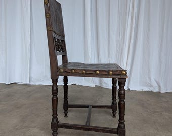 1930年代アンティークレザーダイニングチェア：彫刻入り木製ベース