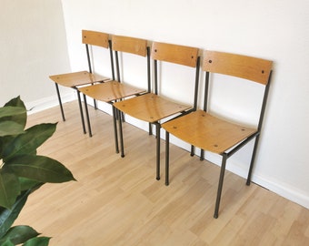 ENSEMBLE DE 4 chaises d’école vintage / Chaise de salle à manger carrée minimaliste industrielle avec siège en bois à structure métallique / Lot de tabourets de dîner du milieu du siècle