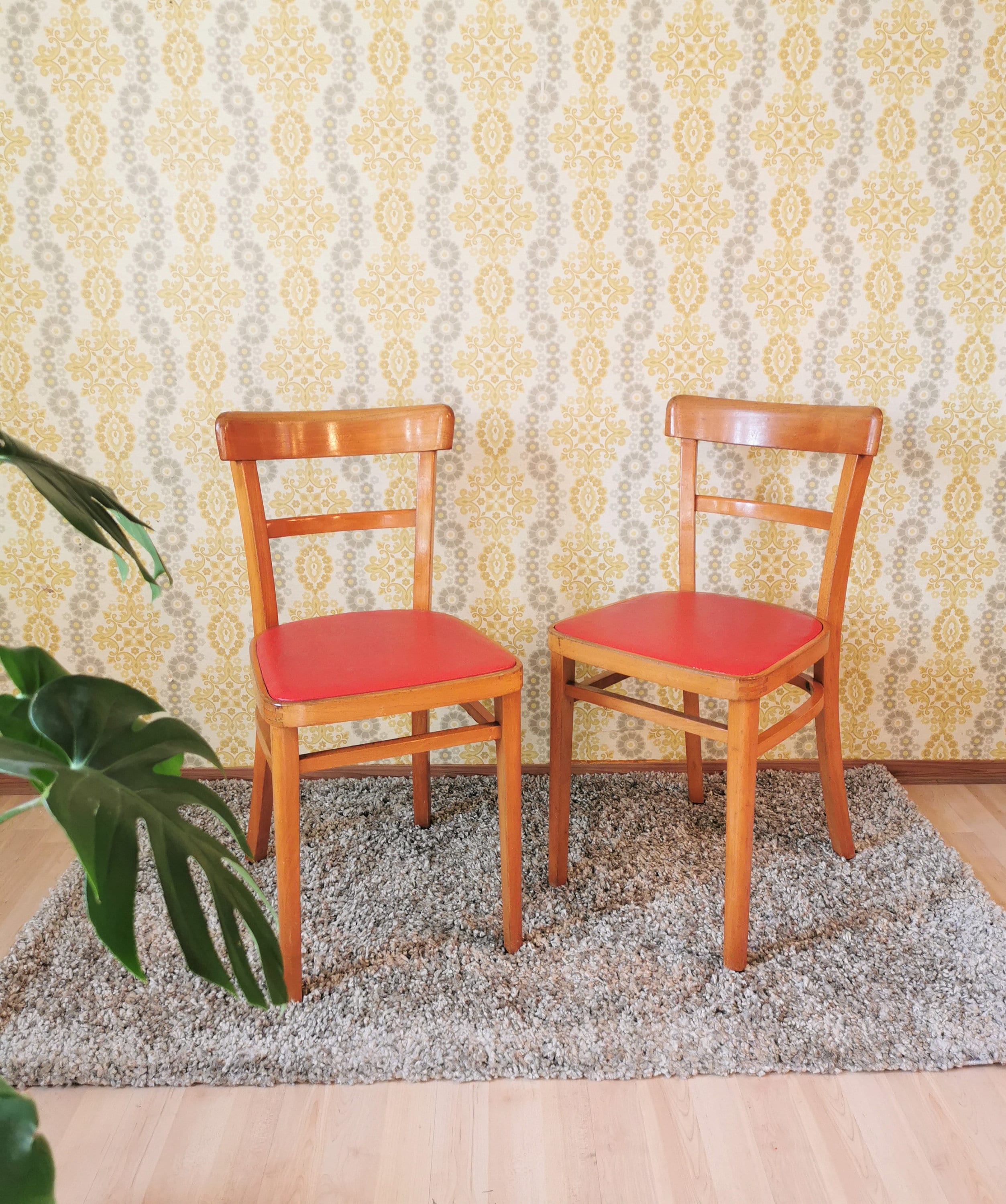 ヴィンテージ木製ダイニングチェア：赤い革張りの座面、ミッド