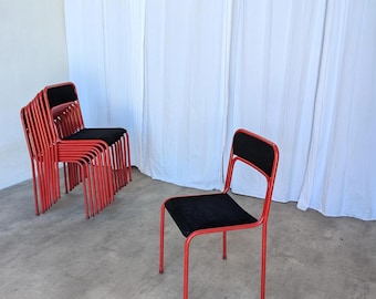 Sedia da pranzo impilabile in stile Space Age / Sedia in metallo rosso e nero BAŠA (9 pezzi disponibili)