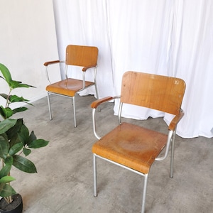 Sedia impilabile Alpos vintage: poltrona in alluminio e compensato in stile moderno di metà secolo