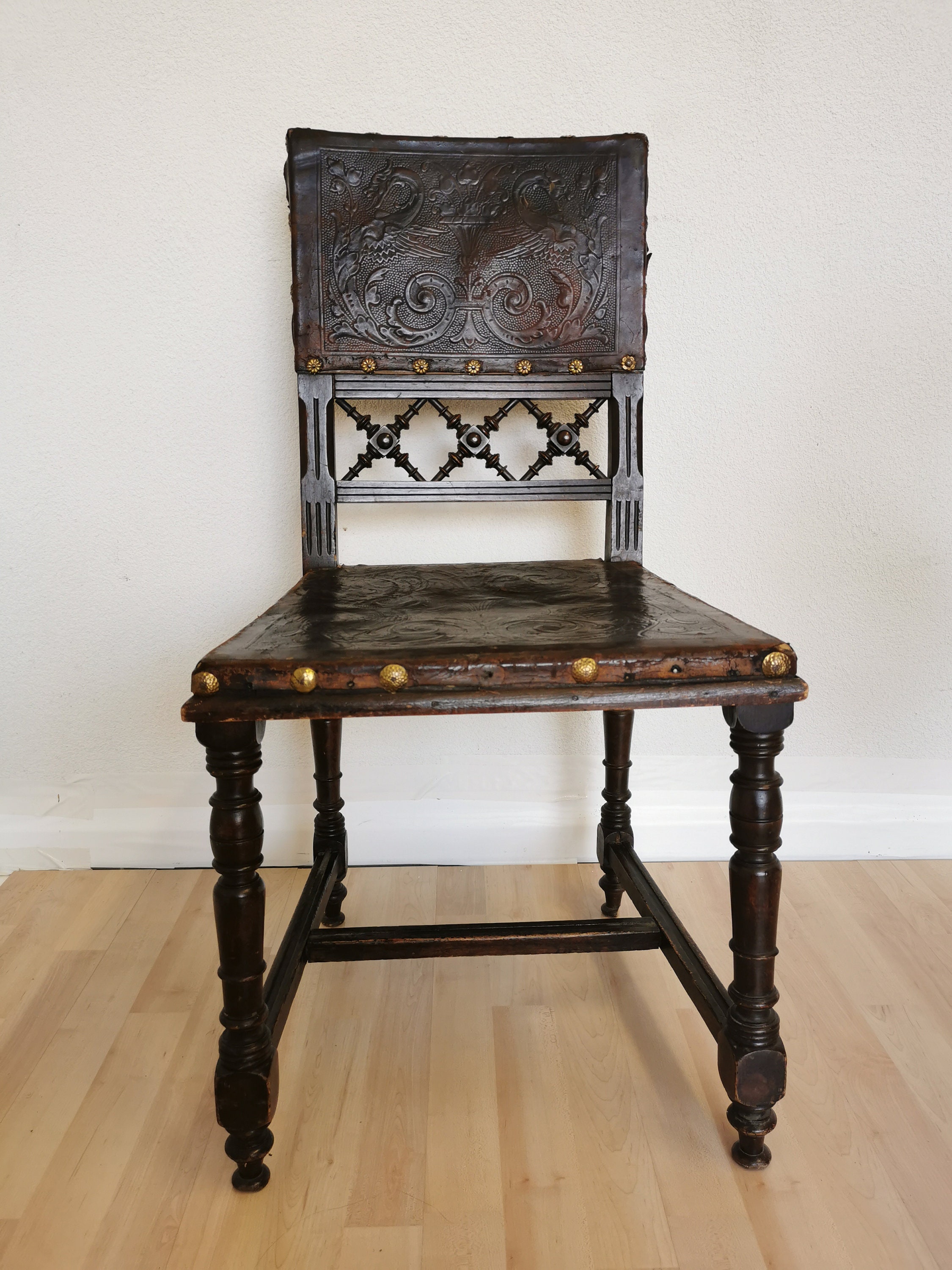 1930年代のアンティークレザーダイニングチェア：彫刻が施された木製