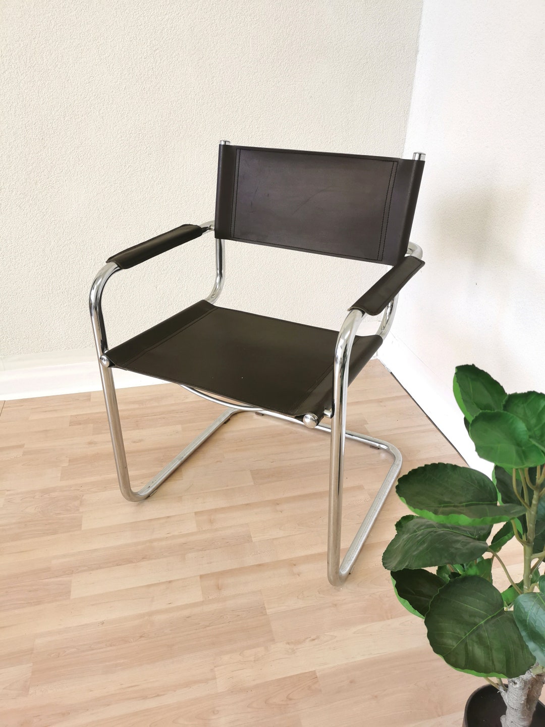 Poltrona vintage in stile Mart Stam: sedia a sbalzo cromata in