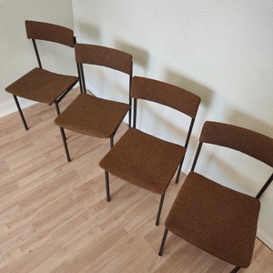 Chaises d'école vintage / Base en métal noir et siège en tissu marron / Chaises de salle à manger rétro des années 1970 par STOL Kamnik, Yougoslavie image 10