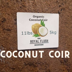 Może przedstawiać: Brązowy worek z organicznym włóknem kokosowym do uprawy grzybów. Worek jest oznaczony etykietą "Organic Coconut Coir" z obrazkiem kokosa i tekstem "11 lbs. 5kg ROYAL FLUSH MUSHROOMS".
