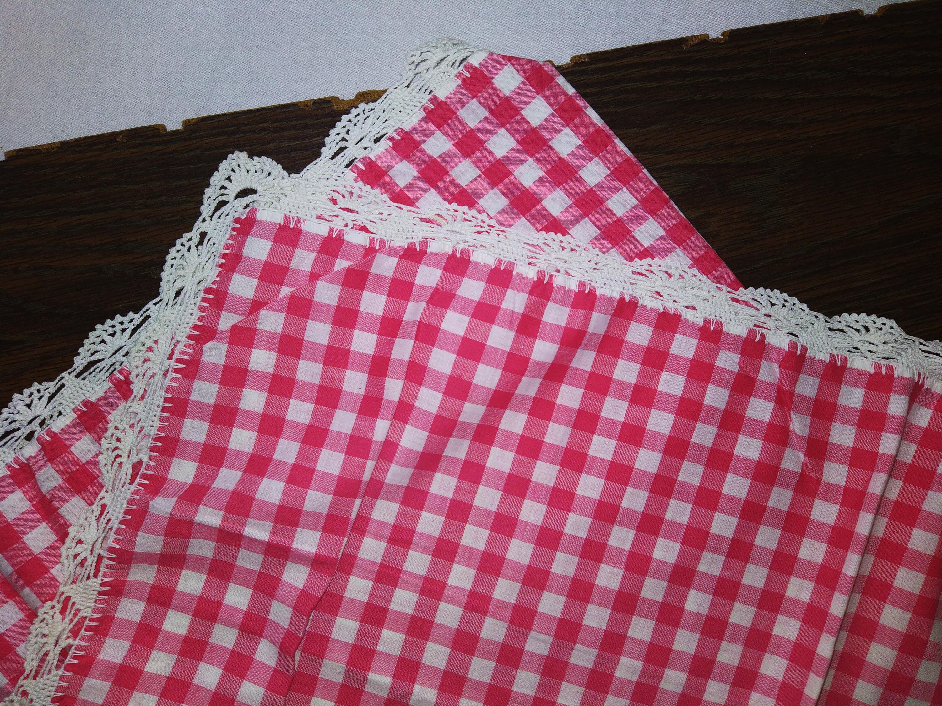 Table Cloth Check with Embroidered Lace Edge/1950s