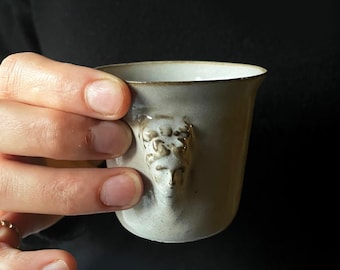 Keramik Espressotasse mit einzigartigem griechischen Gott Relief Aphrodite Gesicht, ein Geschenk für Kaffeeliebhaber 100 ml