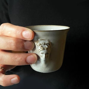 Tasse à expresso en céramique avec visage d'Aphrodite en relief de la déesse grecque unique, un cadeau pour les amateurs de café 100 g