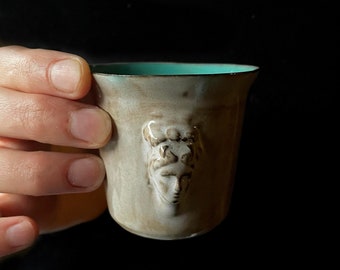 Taza de espresso Afrodita · Turquesa · Cerámica artesanal con relieve de mitología griega · 100 ml