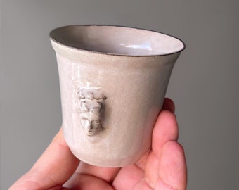 Taza de cerámica blanca plana hecha a mano, de 175 ml (6 oz) sin asa, con relieve facial, taza grande de Cortado