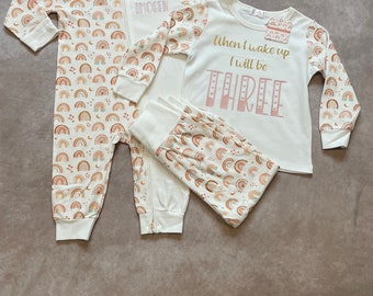Pijama de cumpleaños personalizado con diseño de arcoíris, ropa de estar por casa. Cuando me despierte, tendré CUALQUIER EDAD. Niños y niñas. 100 % algodón orgánico certificado.
