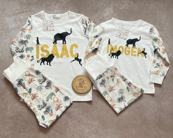 Pijama de cumpleaños personalizado de safari para estar en casa con animales de la selva para niños y niñas - 100 % algodón orgánico certificado