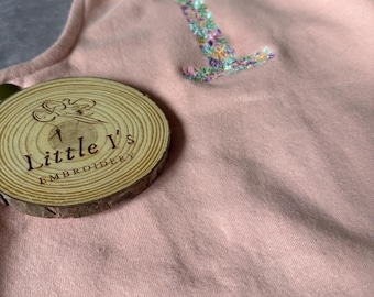 Vestido peto con inicial bordada con flores – Conjunto de peto rosa empolvado