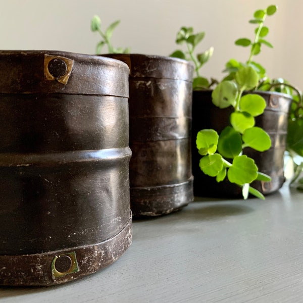 Trio vintage, rustic metal pots