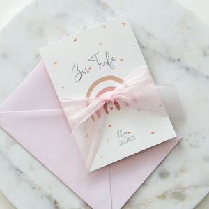 Karte zur Taufe mit Regenbogenmotiv und Herzchen in Rosa