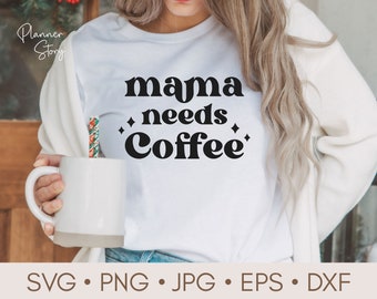 Pode incluir: Uma camiseta branca com o texto "mama needs coffee" em letras pretas com uma fonte retrô. O texto está centralizado na camiseta.