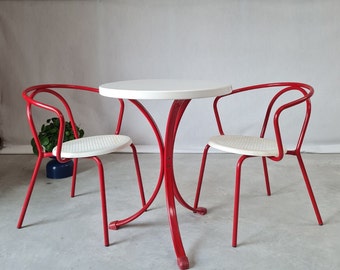 Set van 2 vintage rode metalen stoel met tafel / stapelbaar / terrasstoel / set van twee met tafel / ruimtetijdperk / vintage / jaren '60 / balkonstoel