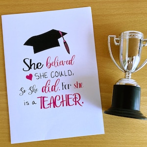 Tarjeta de graduación de maestra imprimible, ella creyó que podía y lo hizo, maestra graduada, tarjeta de graduación rosa